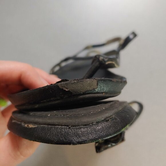 Kenneth Cole T Strap Sandals - Picture 7 of 7